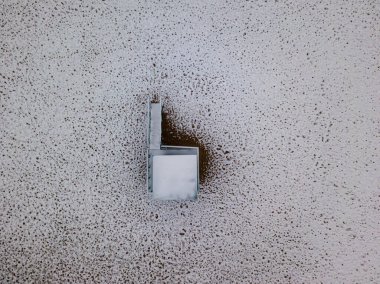 Hava aracı görüntüsü. Kışın kumlu sahilde yapayalnız