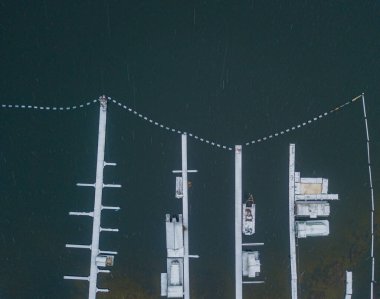 Hava aracı görüntüsü. Karla kaplı iskele karla kaplı nehirde