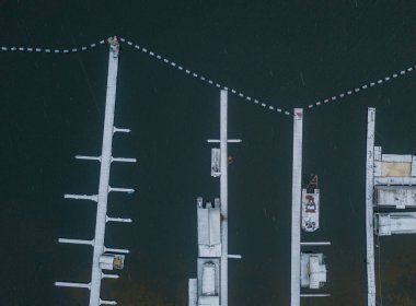 Hava aracı görüntüsü. Karla kaplı iskele karla kaplı nehirde