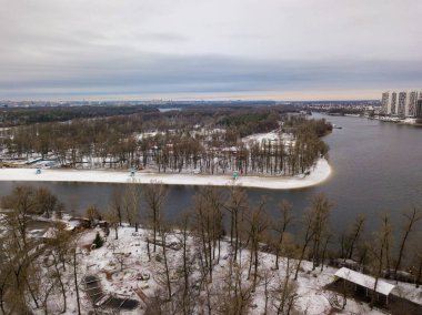 Kyiv 'deki Dinyeper nehrinin güzel manzarası. Hava aracı görünümü