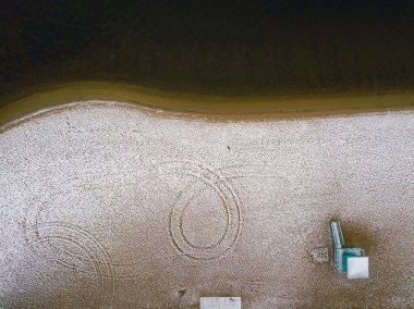 Hava aracı görüntüsü. Kışın kumsalda kar altında