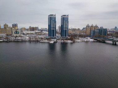 Kyiv 'deki Dinyeper nehrinin güzel manzarası. Hava aracı görünümü