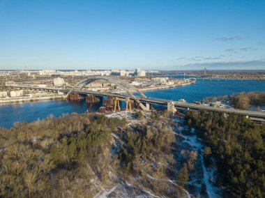 Kyiv 'deki Dinyeper nehrinin güzel manzarası. Hava aracı görünümü
