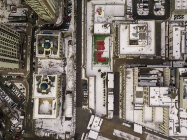 Hava aracı görüntüsü. Karlı Kyiv 'deki yüksek binalar