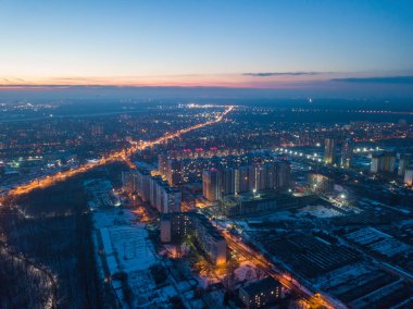 Hava aracı görüntüsü. Karlı şehir Kyiv 'in akşam aydınlanması