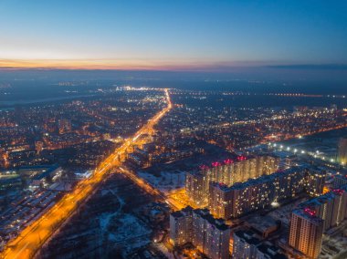 Hava aracı görüntüsü. Karlı şehir Kyiv 'in akşam aydınlanması