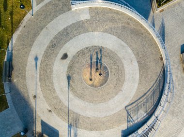 Parktaki çember yürüyüşünün havadan görüntüsü