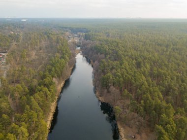  Kyiv 'deki Dnieper Nehri. Nehir kıyısında yeşil ağaçlar. Güneşli bahar günü.