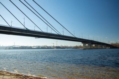 Kyiv 'deki Dinyeper nehri üzerindeki köprü.