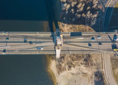 Hava aracı görüntüsü. Kuzey köprüsü Kiev 'deki Dinyeper nehri üzerinde güneşli bir sabah erken saatlerde