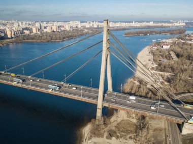 Nehir kıyısındaki modern şehir. Hava aracı görünümü