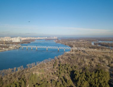 Kyiv 'deki Dinyeper nehrinin güzel manzarası. Hava aracı görünümü