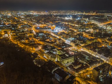 Hava aracı görüntüsü. Kyiv şehrinin akşam aydınlanması 