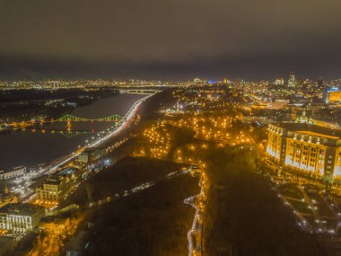Hava aracı görüntüsü. Kyiv şehrinin akşam aydınlanması 