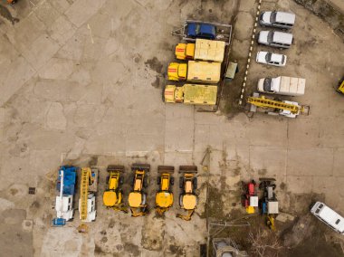 Hava aracı görüntüsü. Park halindeki acil servis araçları 