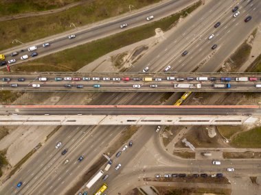 Hava aracı görüntüsü. Otoyolların kesiştiği köprü