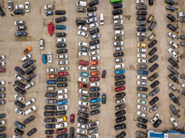 Arabalar otoparkta. Hava aracı görünümü