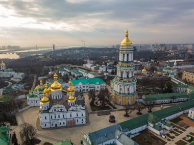 Hava aracı görüntüsü. Bulutlu bir bahar gününde Kyiv-Pechersk Lavra