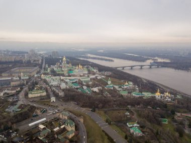 Kyiv 'deki Dinyeper nehrinin güzel manzarası. Hava aracı görünümü