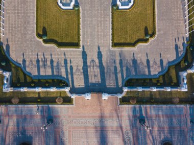 Hava aracı görüntüsü. Parktaki çitten kaldırıma gölgeler