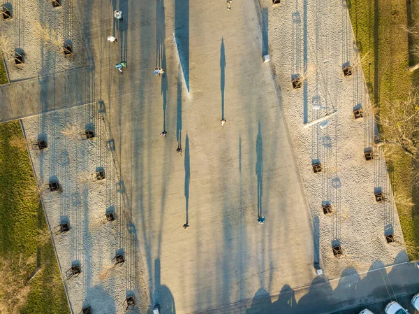 Вид Воздуха Тени Прохожих Площади Осенним Утром — стоковое фото