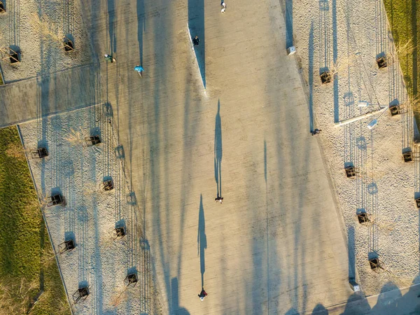 Hava Görüntüsü Yoldan Geçenlerin Gölgeleri Sonbahar Sabahı Meydanda — Stok fotoğraf