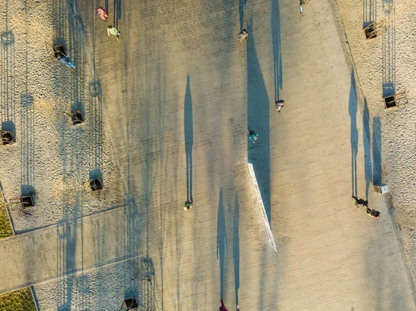 Luftaufnahme Schatten Der Passanten Auf Dem Platz Herbstmorgen — Stockfoto