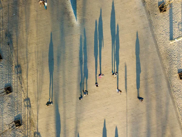 Luftaufnahme Schatten Der Passanten Auf Dem Platz Herbstmorgen — Stockfoto