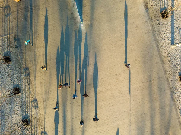 Hava Görüntüsü Yoldan Geçenlerin Gölgeleri Sonbahar Sabahı Meydanda — Stok fotoğraf