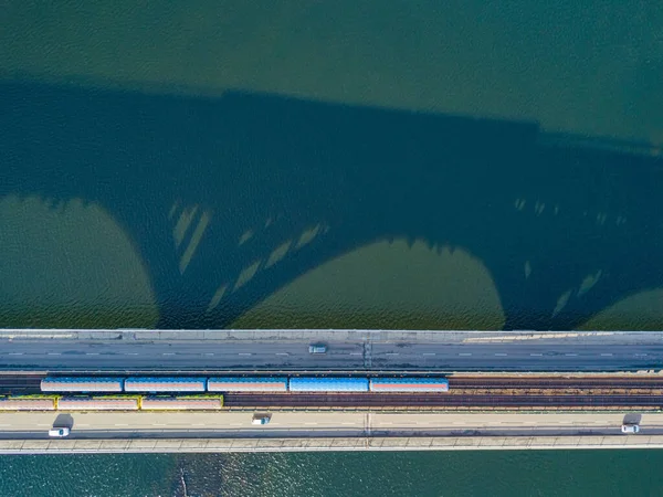 Αεροφωτογραφία Τηλεκατευθυνόμενου Γέφυρα Πάνω Από Τον Ποταμό Δνείπερου Στο Κίεβο — Φωτογραφία Αρχείου