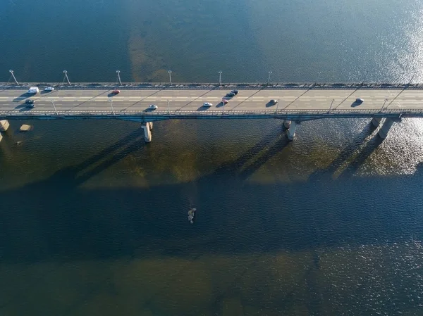 空中无人驾驶飞机视图 基辅第聂伯河上的桥 — 图库照片