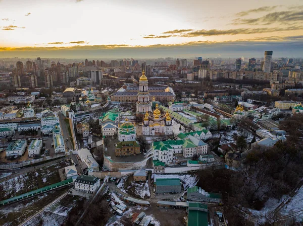 Hava görüntüsü. Akşamları Kyiv-Pechersk Lavra