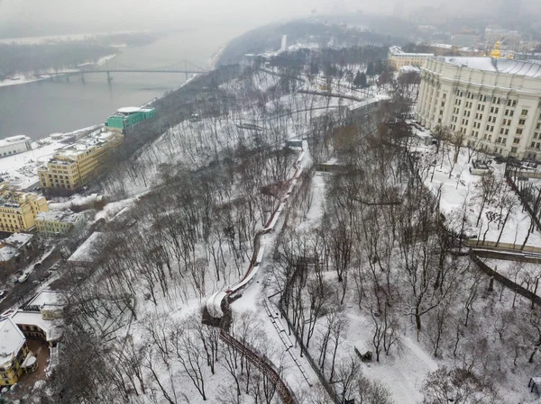 Hava aracı görüntüsü. Kyiv şehrindeki karla kaplı park
