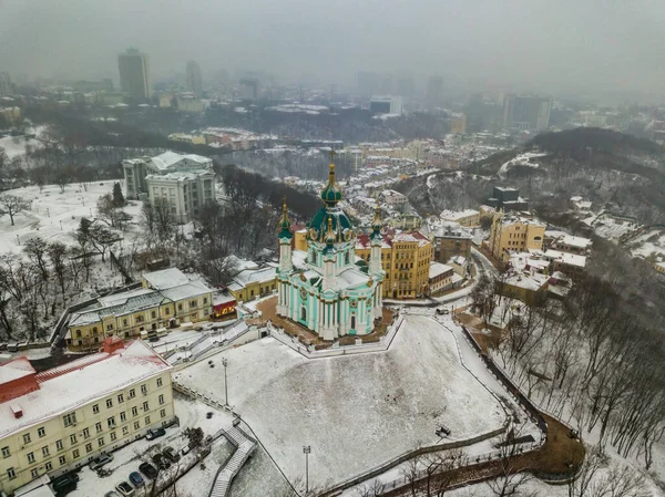 Hava aracı görüntüsü. Kyiv 'deki cadde manzarası