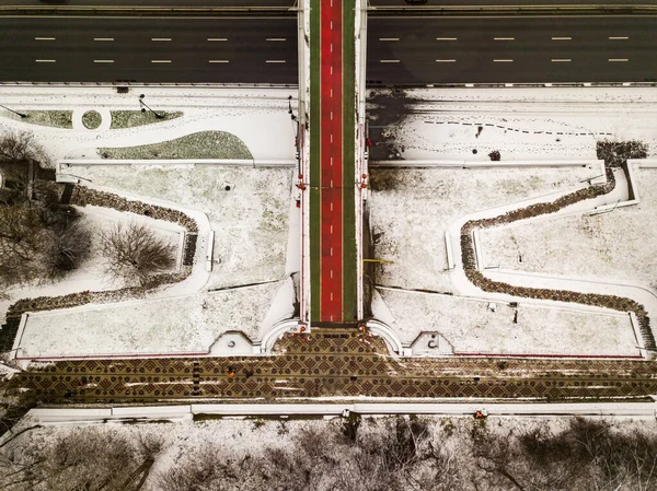 空中展望 キエフのドニエプル川にかかる歩道橋の始まり — ストック写真