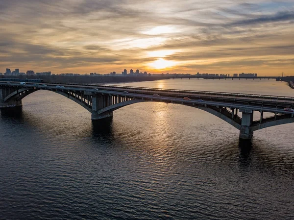 空中无人驾驶飞机视图 日落时分的基辅地铁大桥 — 图库照片