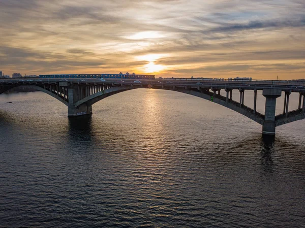 Вид Воздуха Мост Метро Рассвете Поезд Киевского Метрополитена Проходит Мосту — стоковое фото