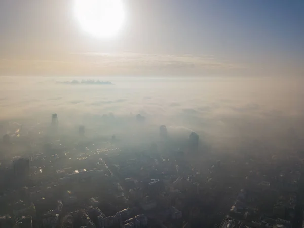 Vista Aérea Del Dron Edificios Ciudad Durante Mañana Brumosa — Foto de Stock