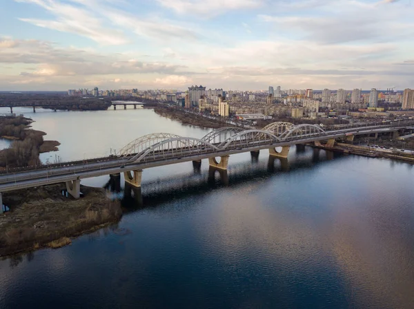 空中ドローンビュー 夕暮れ時のキエフのダーニツキー鉄道車両橋 — ストック写真
