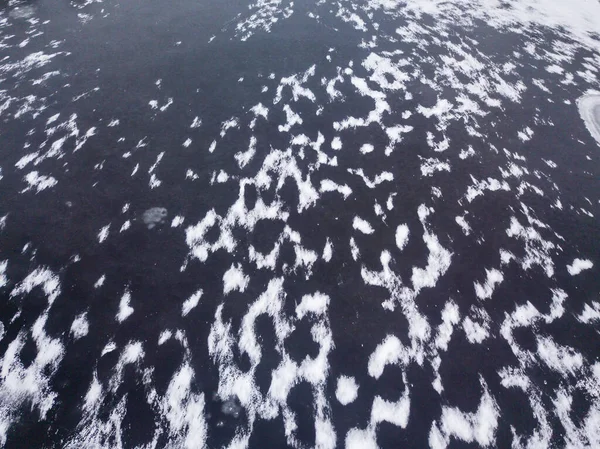 空中无人驾驶飞机视图 湖上薄薄的冰层上结霜的图案 — 图库照片