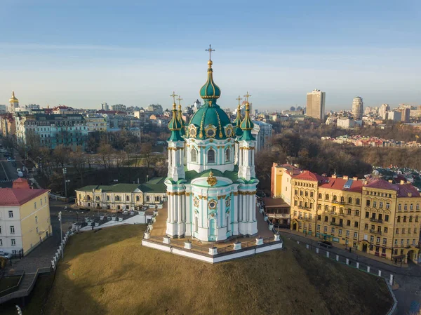 Luchtdrone Zicht Andrews Kerk Kiev Het Vroege Voorjaar Een Zonnige — Stockfoto