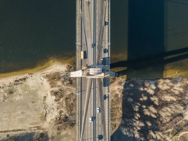 空中无人驾驶飞机视图 明媚的早晨 基辅第聂伯河上的北桥 — 图库照片