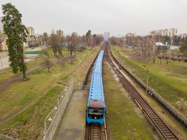 Αεροφωτογραφία Κίεβο Μετρό Περνά Στο Χερσαίο Σιδηρόδρομο — Φωτογραφία Αρχείου