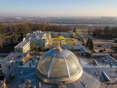 Hava aracı görüntüsü. Binanın kubbesi Ukraynalı Verkhovna Rada bayrağıyla
