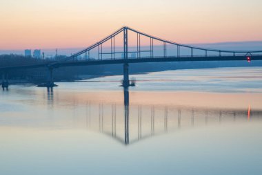 Hava aracı görüntüsü. Kyiv 'deki Dinyeper nehri üzerindeki köprü.