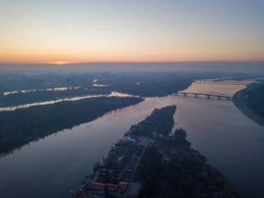 Kyiv ve Dinyeper Nehri üzerinde gün batımı. Hava aracı görünümü
