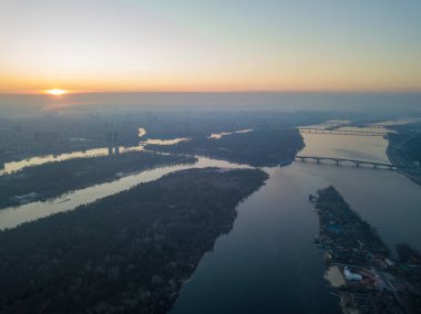 Kiev 'deki Dinyeper Nehri üzerinde gün batımı. Hava aracı görünümü