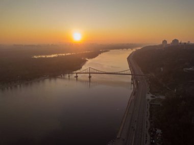 Kiev 'deki Dinyeper Nehri üzerinde gün batımı. Hava aracı görünümü