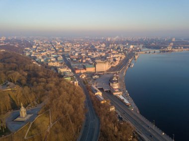 Hava aracı görüntüsü. Kiev 'deki Dinyeper Nehri ve Podil Bölgesi manzarası