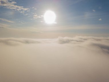 Bulutların üzerinde uçan drone